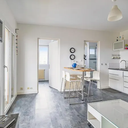 And Modern Flat With Balcony And Parking In - Welkeys * Bordeaux