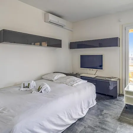 And Modern Flat With Balcony And Parking In - Welkeys